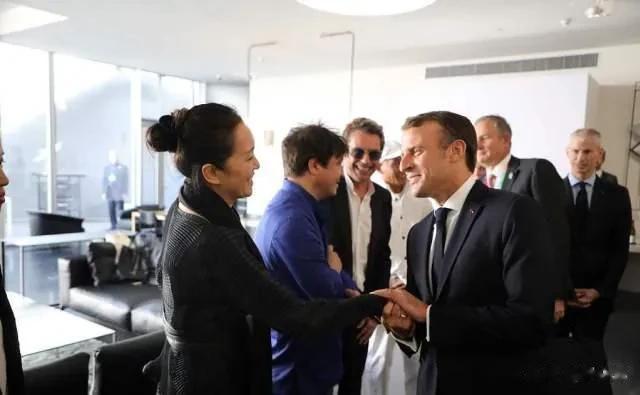 巩俐真给国人长脸！法国总统马克龙见了她都离不开眼，紧紧握着她的手不舍得移开。不愧