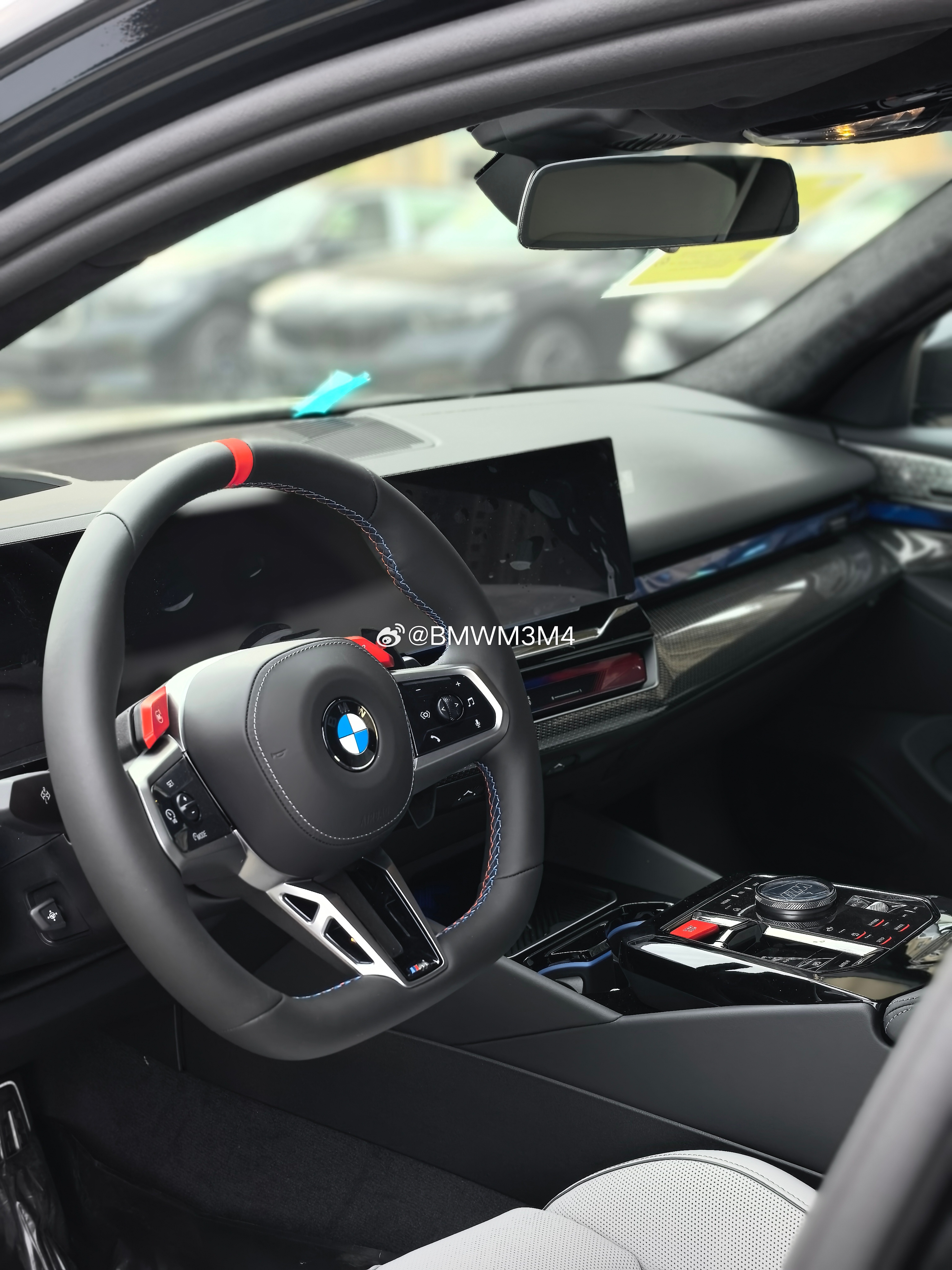 M5四门轿跑车指导价:1468900①⑧⑤⑦⑤⑥⑨③⑥⑦⑥外观:475宝石青内饰