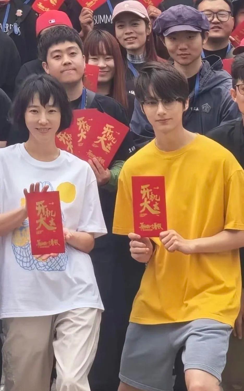 白百何文俊辉开机同框白百何文俊辉新片姐弟恋白百何、文俊辉新电影《再给我一个暑假》