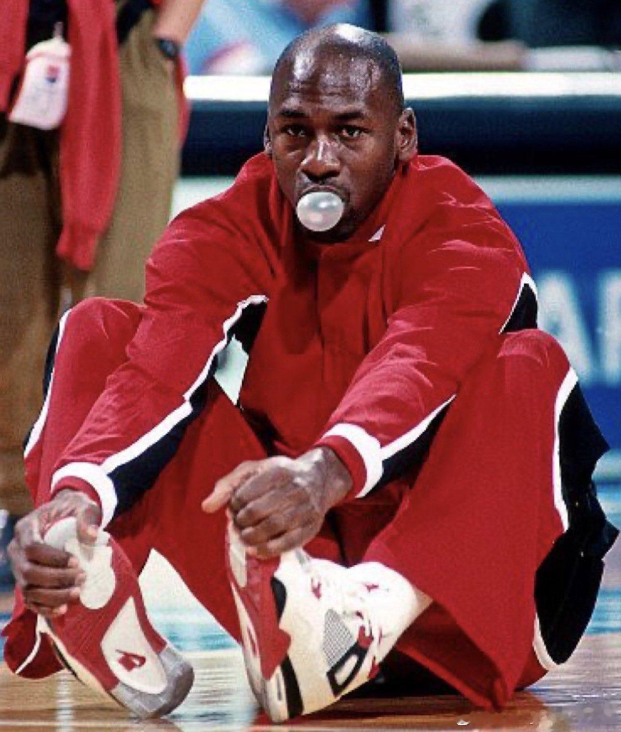 迈克尔·乔丹是NBA历史上唯一一位在单个赛季中实现以下成就的球员：MVP、得分王