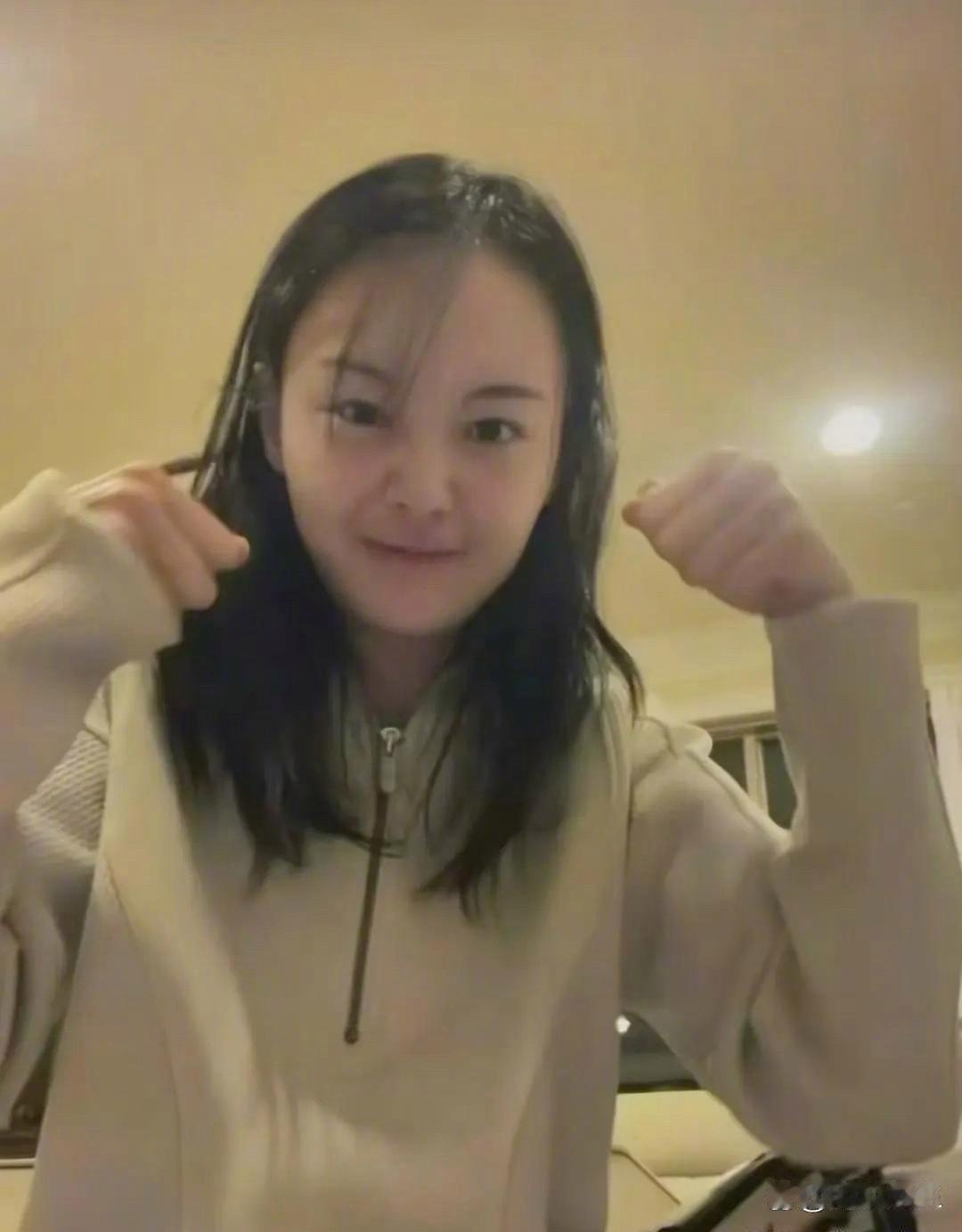 郑爽咋变这样了？我记着才30多岁吧 ​​​