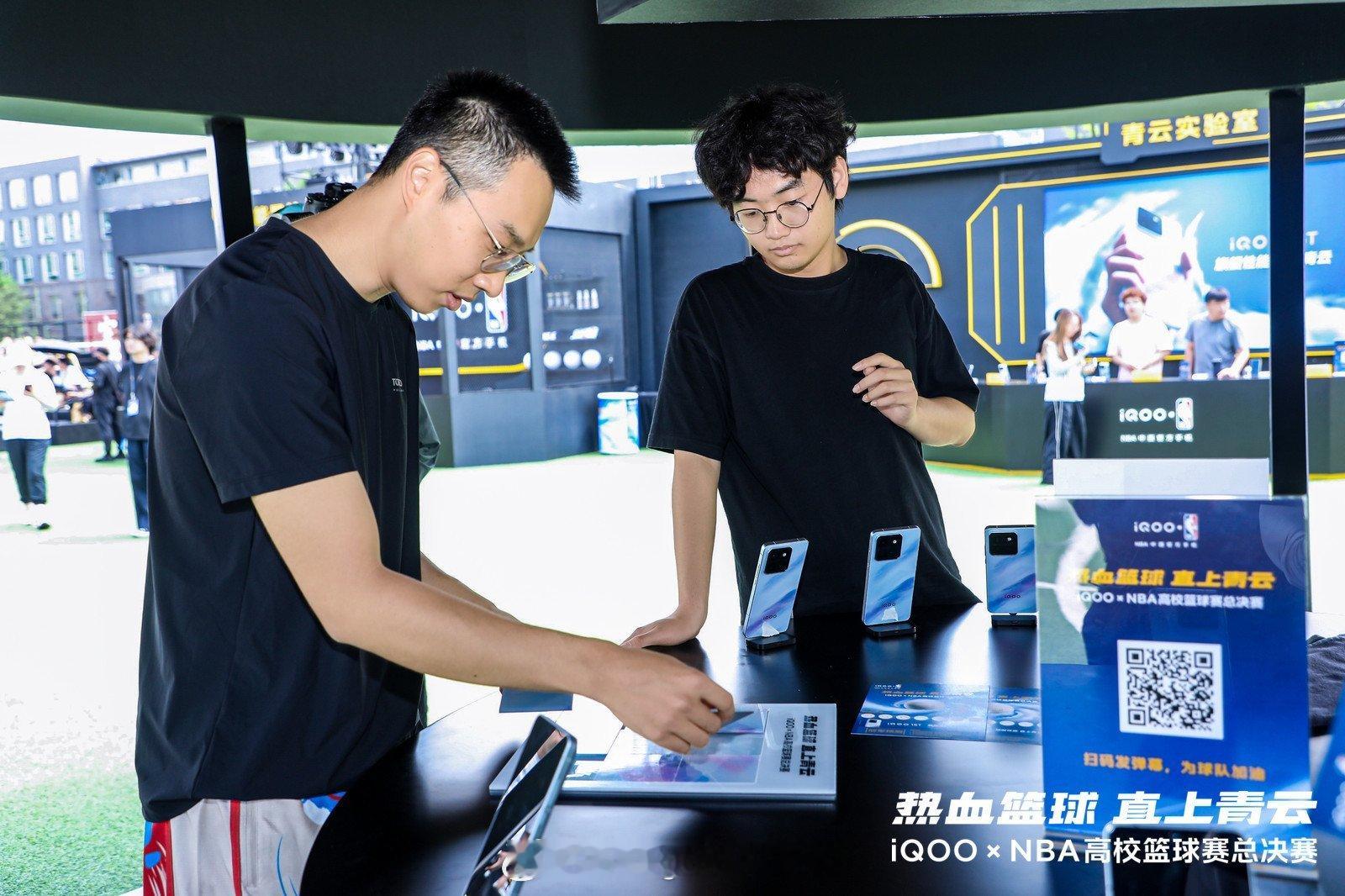 iQOOxNBA高校篮球赛在现场，有机会能拿到NBA篮球还可以体验iQOO15T