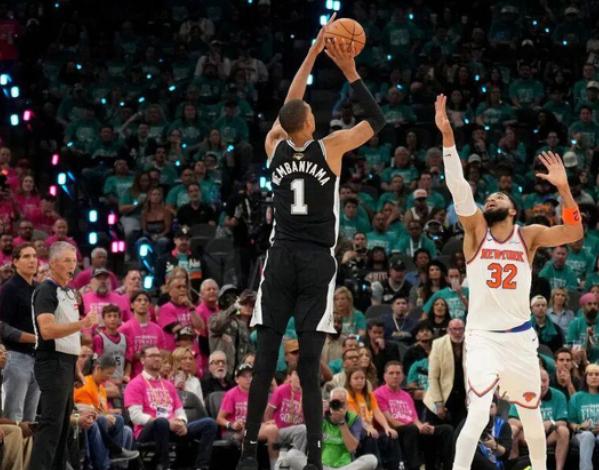 看完这两人数据对比，就知道马刺输得不冤了。
NBA总决赛，尼克斯2：0领先马刺，