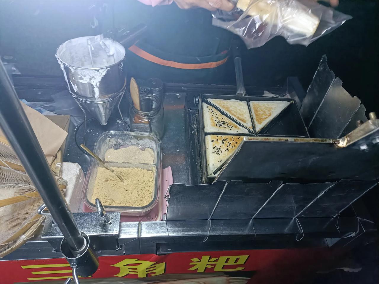 小时候的记忆——三角粑。在重庆轻轨的磁器口站外面，能看到好几个售卖三角粑的。它之