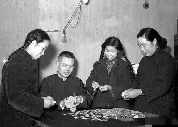 1949年上海解放前夕，钟表大亨俞征伟做出了一个重要决定，那就是不和那些争相买船