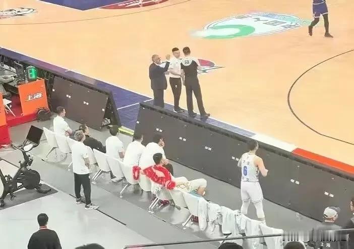 5人被夺权！
一场原本平淡无奇的12进8的比赛因刘铮变得风起云涌。上海久事今晚在