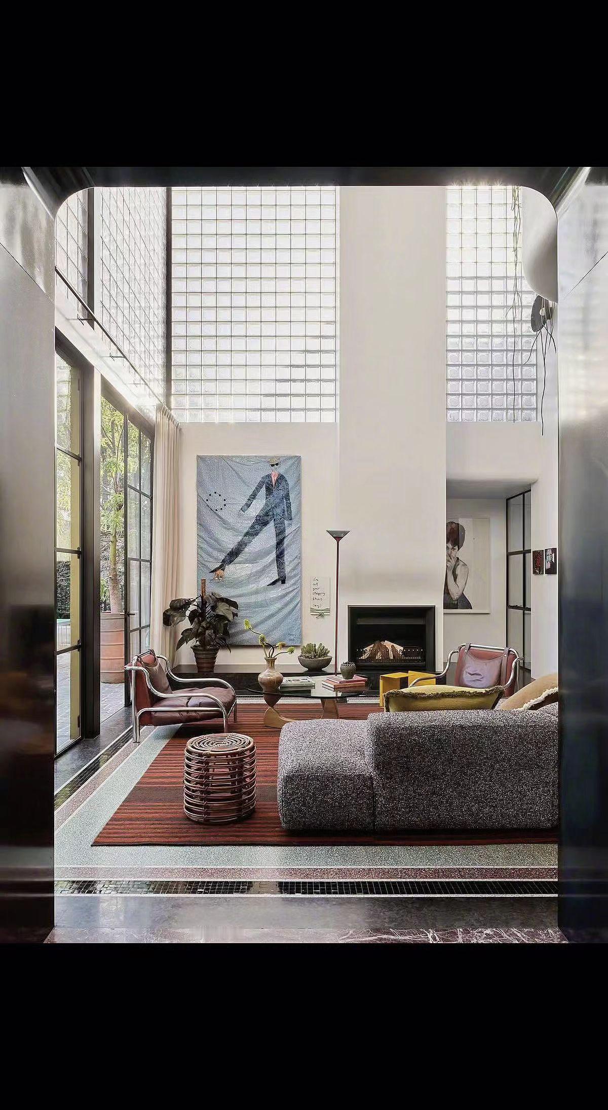 ✨光影在玻璃上跳圆舞曲💃，沙发像蜷着的云朵☁️，连空气都在说“留下来”～