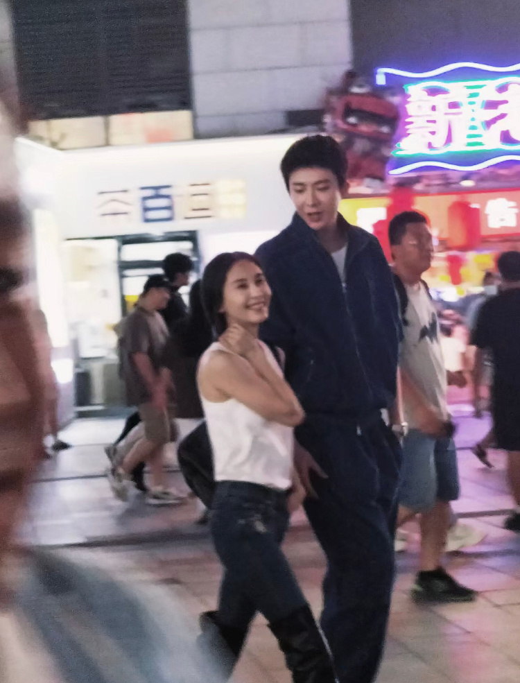 网友在重庆观音桥偶遇王子文和刘宇宁 王子文又美回来了#刘宇宁##王子文# ​​​