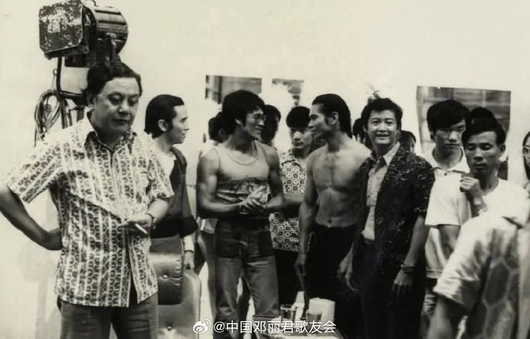 常常看到不少影迷专程前往邵氏片场拍照，昔日风光无限，相片中一片狼藉，令人唏嘘。七
