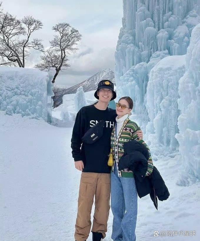 窦骁何超莲冰天雪地秀恩爱 