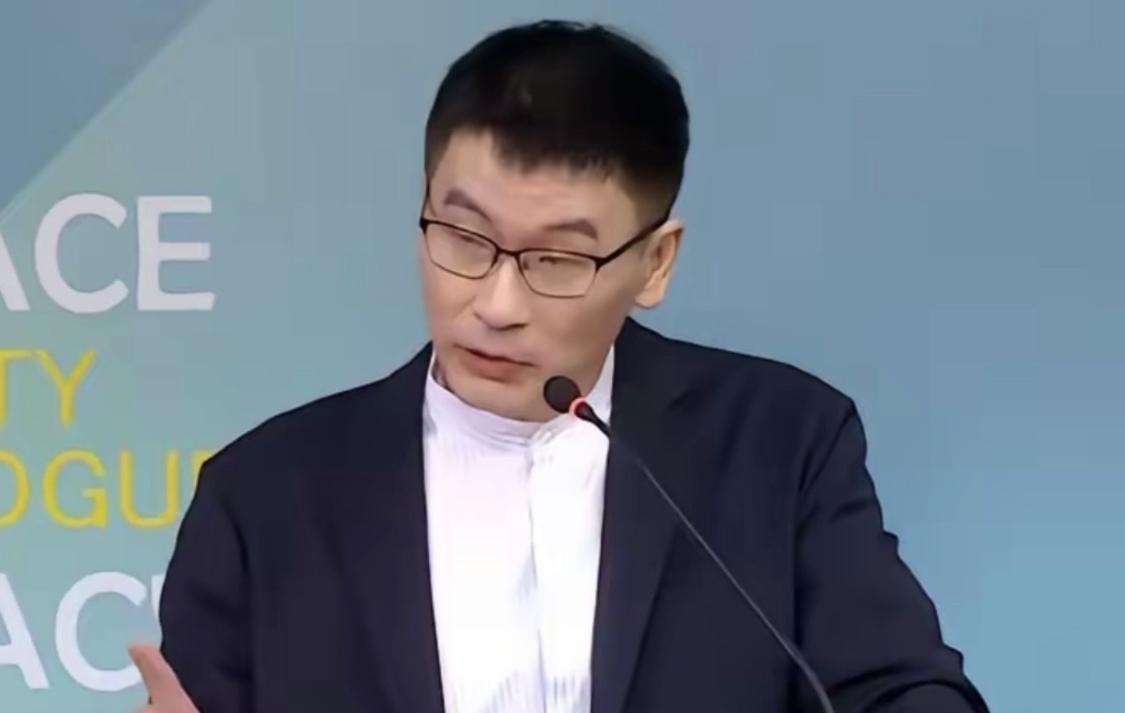 国庆举国欢庆的日子，有人真诚爱国，有人刻意刁难。今年十一，19名台湾艺人主动在社