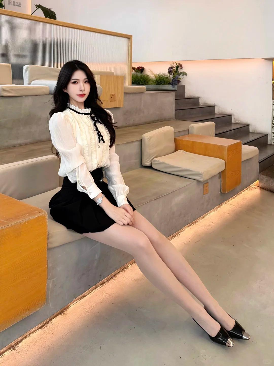 今天是自带温柔贵气感的千金风～
米白色木耳边衬衫配黑百褶裙，领口黑丝带和袖口珍珠
