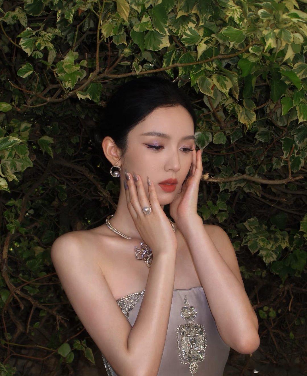 周也紫映戛纳妆周也紫映戛纳妆好美！周也化的紫映戛纳妆