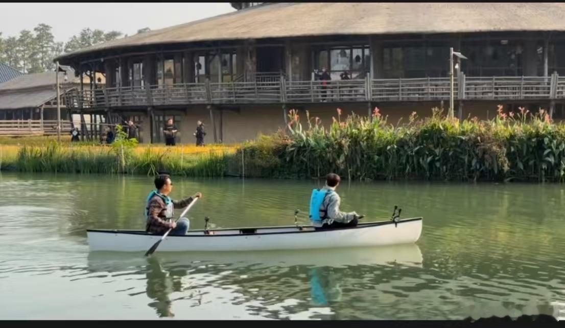 黄磊张艺兴划船路透黄磊张艺兴划船黄磊张艺兴划船路透，不错不错，[可怜][可怜] 