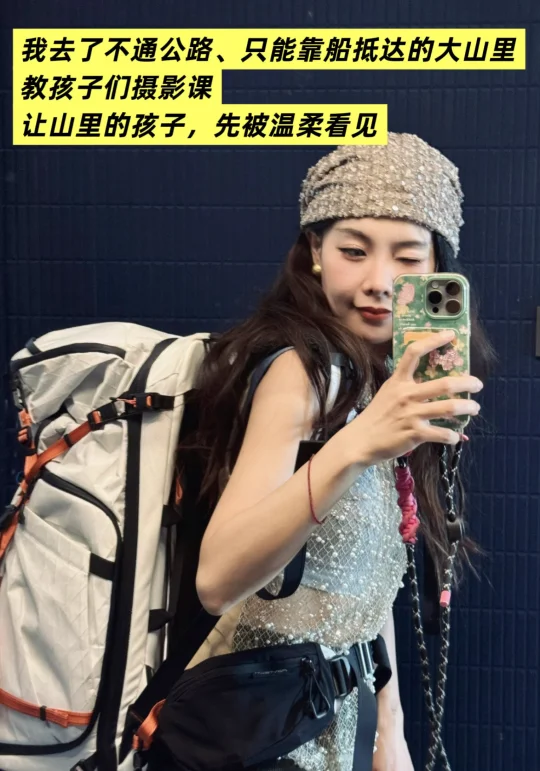 我去了不通公路只能靠船抵达的大山里教摄影
