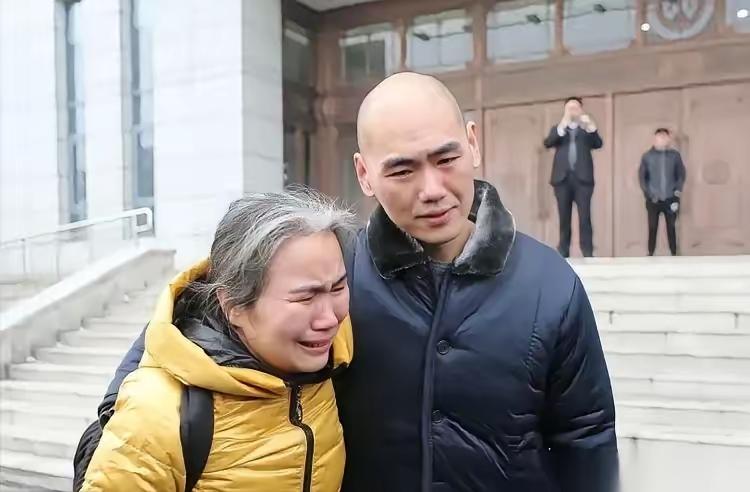 2005年，山东一个16岁少年被警察带进审讯室，要他供认强奸杀人的案情。少年吓坏