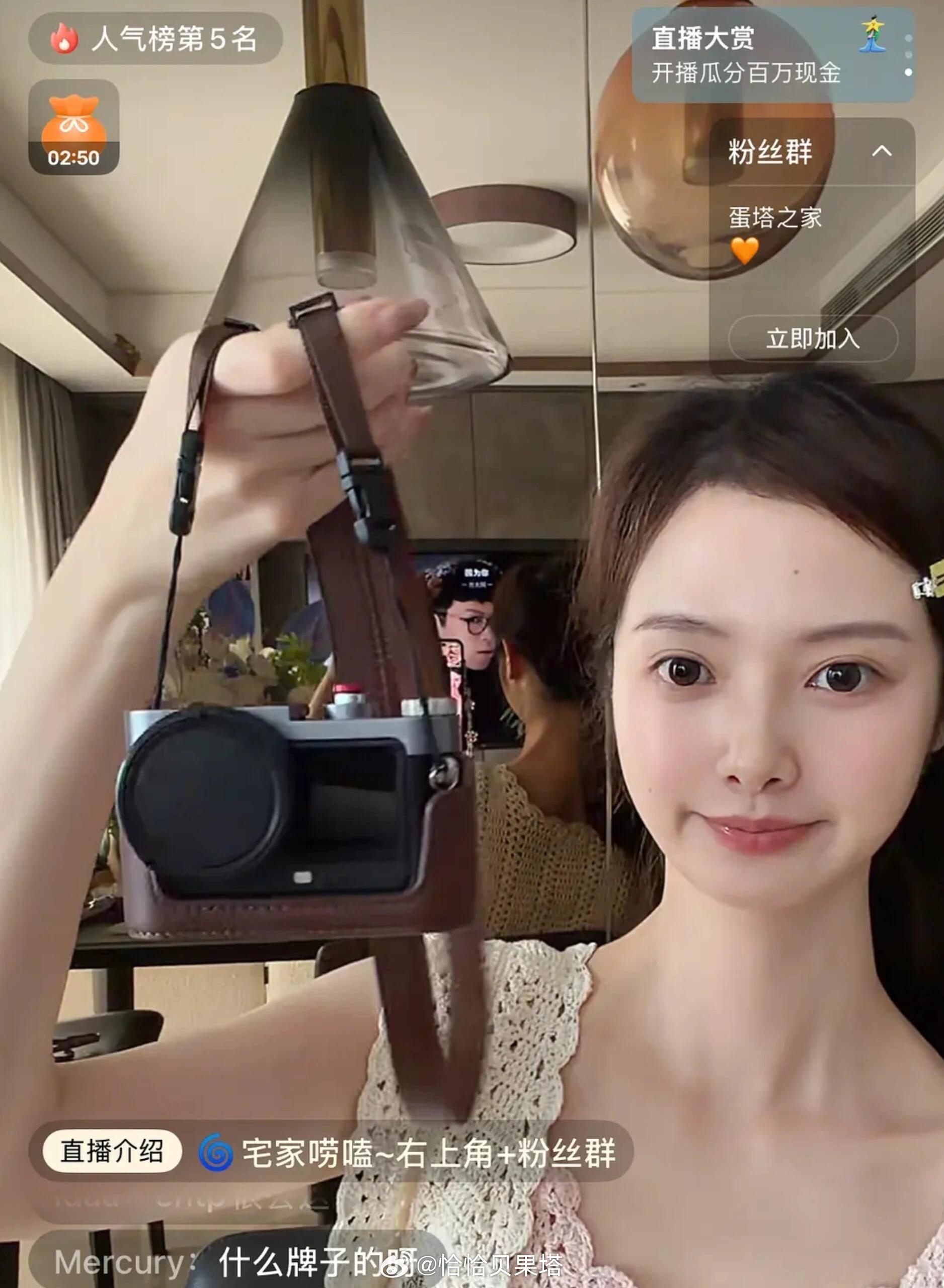 bk送的相机！不然塔塔不会特意展示还一直害羞的笑，另外：明天估计有亲亲，塔塔让剪
