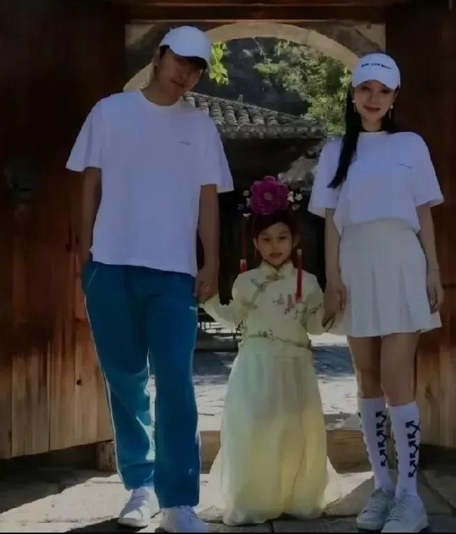 夫妻两个离婚影响最大的就是孩子了吧虽然离婚后俩人对孩子的爱不会少但是孩子可能还是