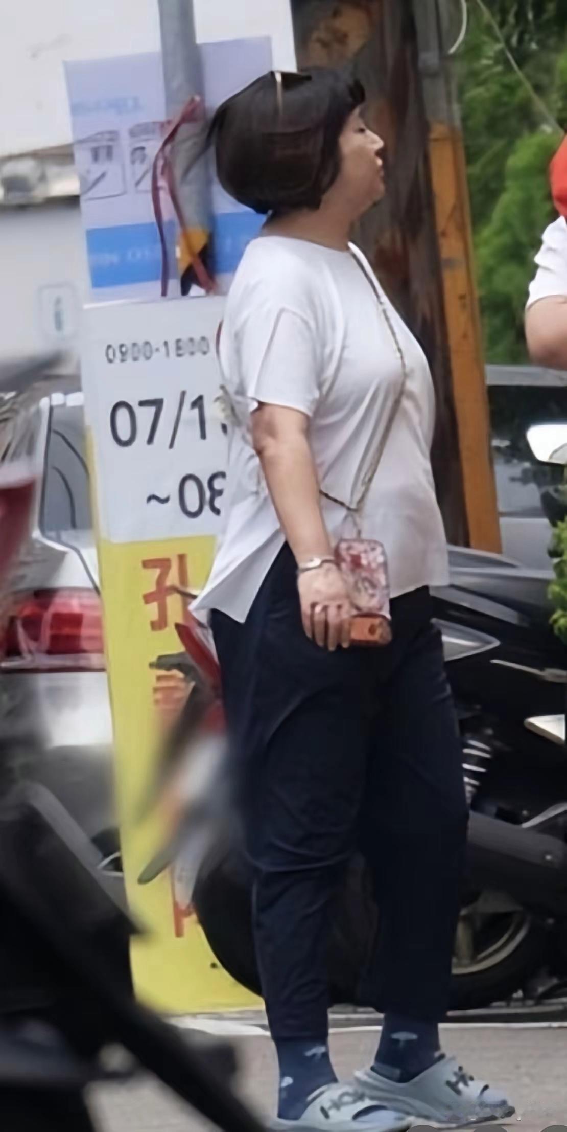 44岁Selina“任家萱”接孩子放学，胖了五十斤身材浮肿，变化好大完全认不出 
