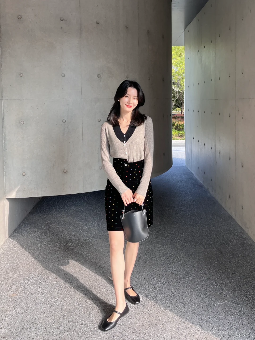 五彩斑斓的波点在黑夜中跳舞