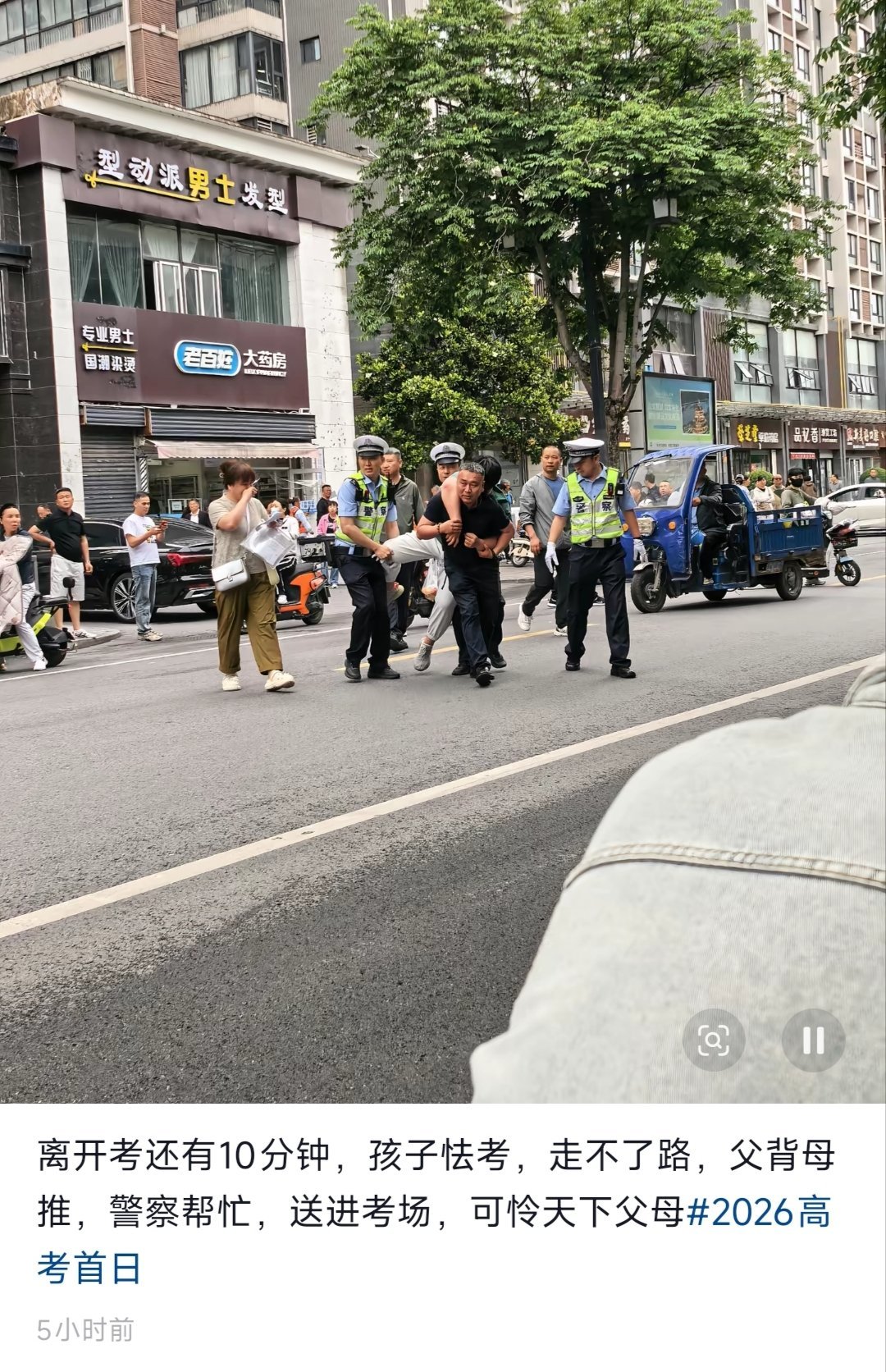 我此时此刻：胖豆包流汗表情 