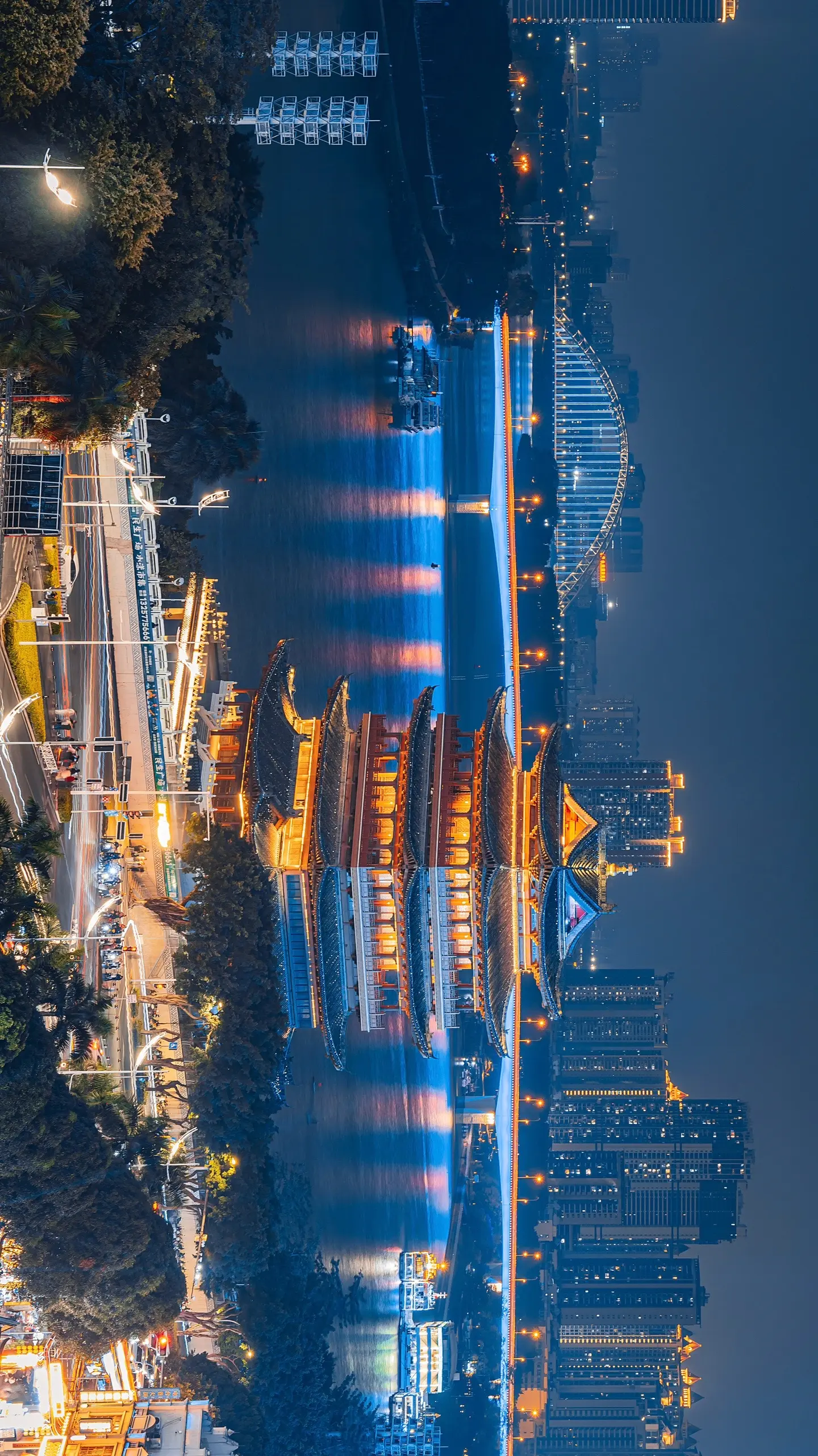 南宁的特色建筑打卡和城市风光。图1 南宁畅游阁 晚上亮灯以后很美！  推荐晚上来拍！
图2南宁会展中心和南宁商务区CBD 
图3南宁的建筑群体！非常宏伟壮观
 图4南宁鸳鸯楼一单元，之前拍过的都是竖图，这是放一组横图！
图5南宁侗寨风雨桥！
图6南宁日落 
图7南宁相思小镇
