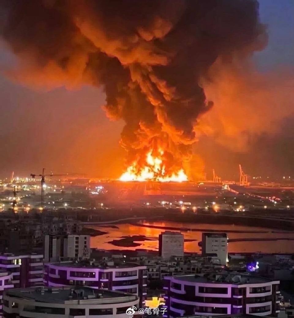 中东伊朗最新局势伊朗无人机夜袭击中美军弹药库！！！这哪是无人机袭击啊，这分明是伊