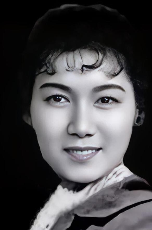 1952年的一天，齐白石已经快90岁了，他不知哪里来的力气，一把将25岁的新凤霞