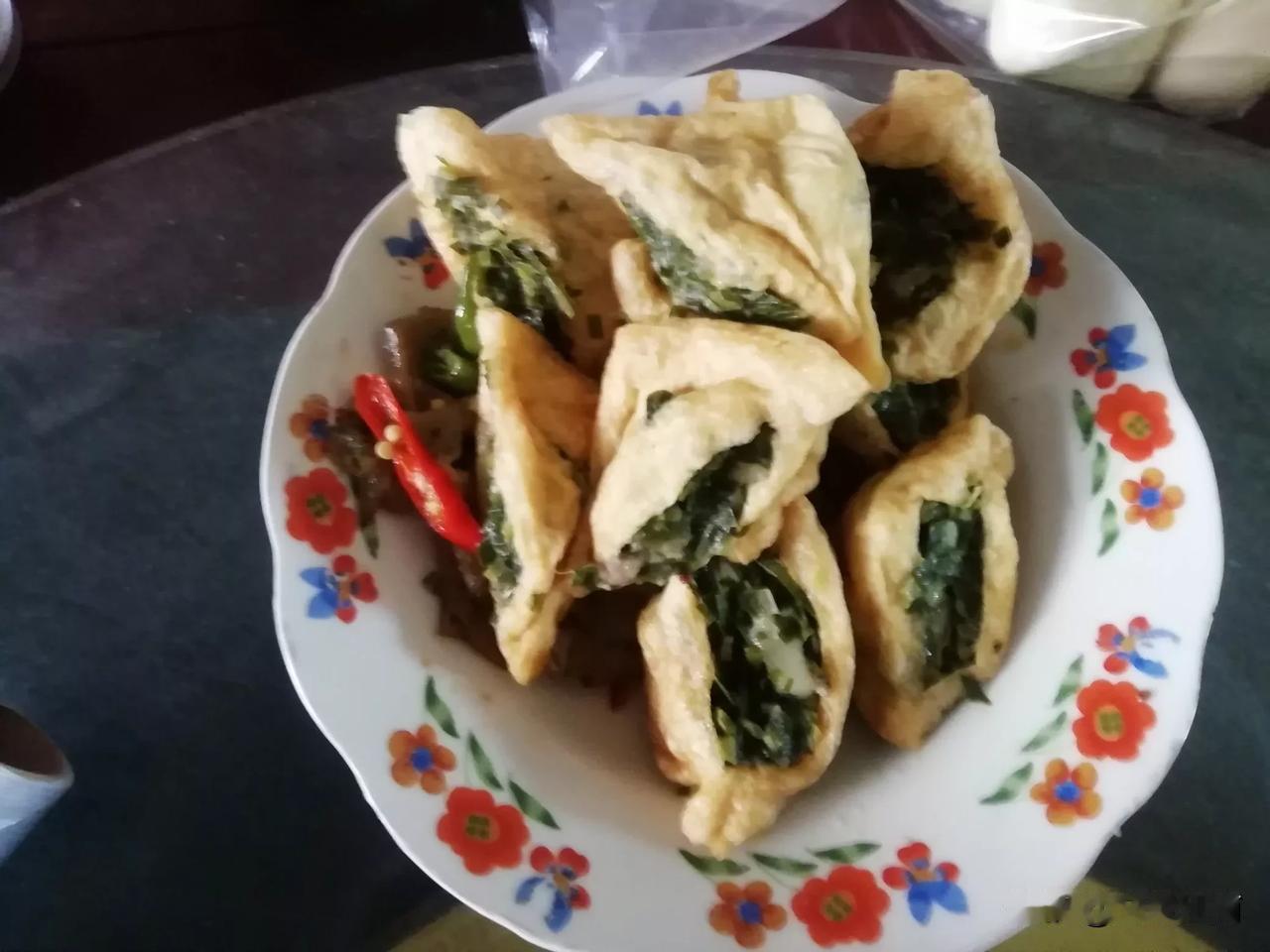 #秋日美食记录##秋未家常菜打卡# 
油炸酿豆，芹菜瘦肉特色菜，海带焖鸭，酸辣鸡