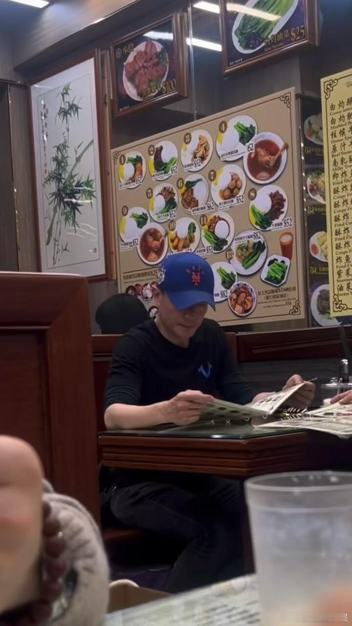 香港偶遇霍建华与友人聚餐网友香港偶遇霍建华网友香港偶遇霍建华，粉丝上前打招呼，他