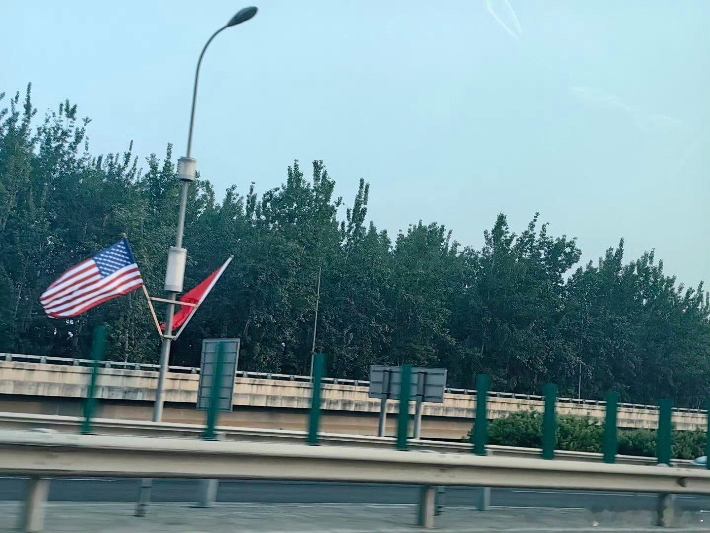 北京机场高速附近挂起中美国旗别想多了，每次有国外元首访华时，总会在机场迎宾大道两