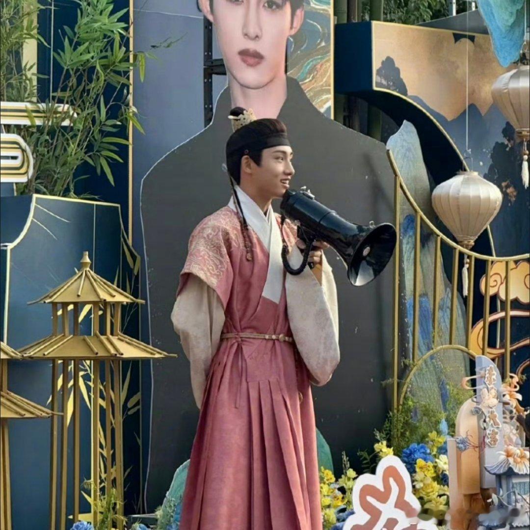 董思成杀青董思成新剧杀青咯，这个拿着喇叭的小董眼里全是对假期的期待，新剧杀青有点