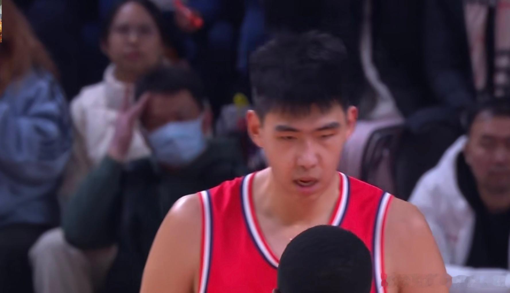 双郭对飙太燃了！广州30-25领先同曦，郭艾伦复出状态在线但磨合待提，郭昊文三记