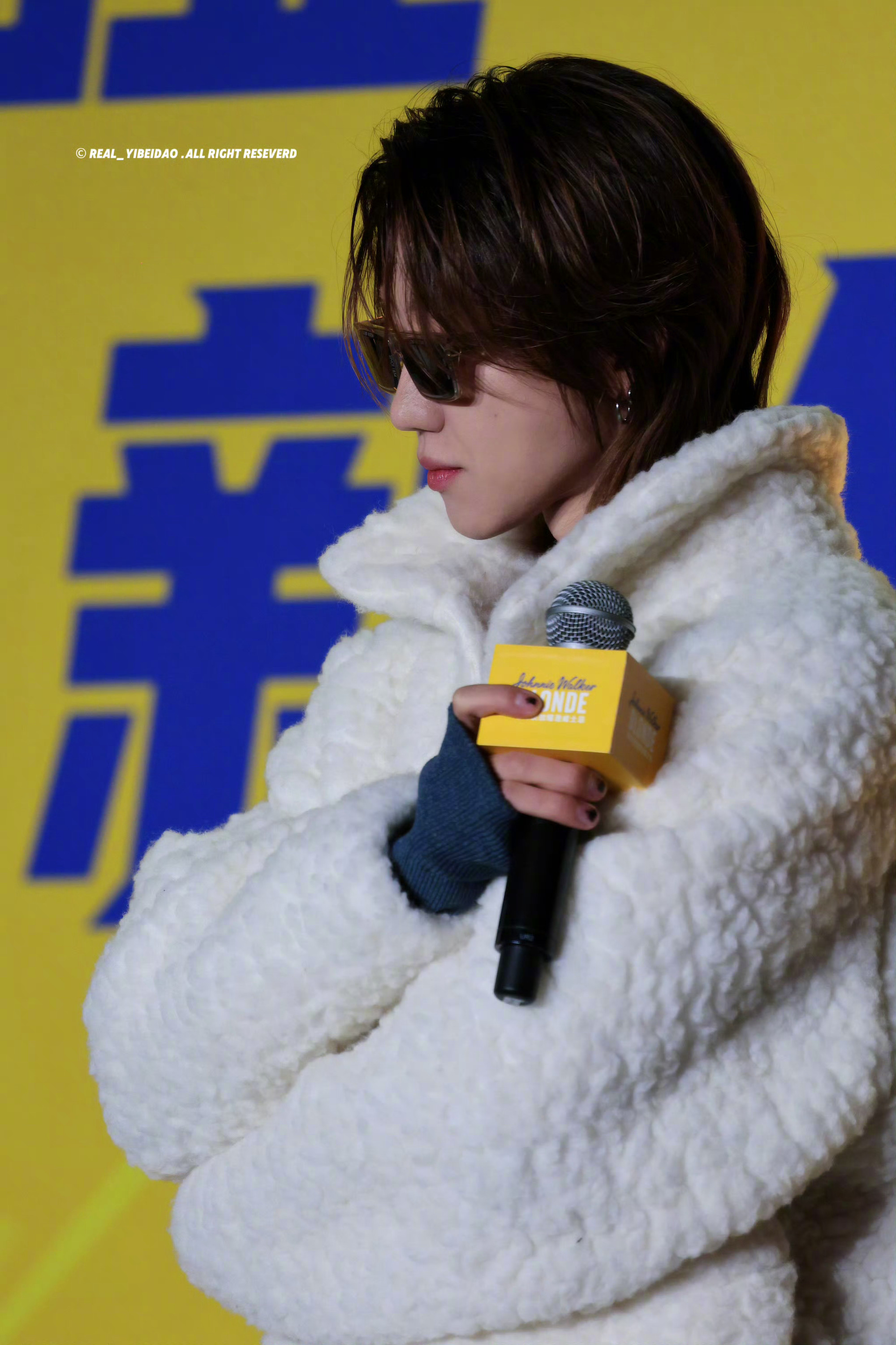 风格大赏时尚灵感解读徐明浩今晚亮相代言品牌尊尼获加直播造型，身穿ERL羊毛外套，