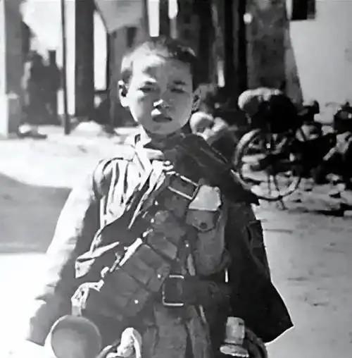 1936年，一名只有12岁的小红军被土匪抓到，要把他枪毙。小红军并没有害怕，他淡
