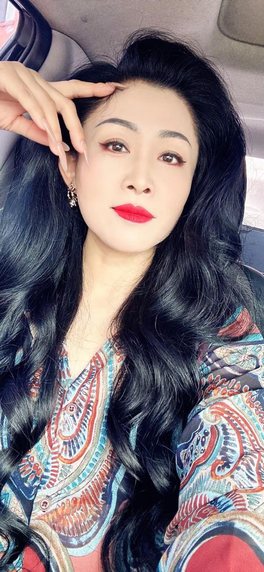 不同风格塑造不一样的自己 卷发配红唇