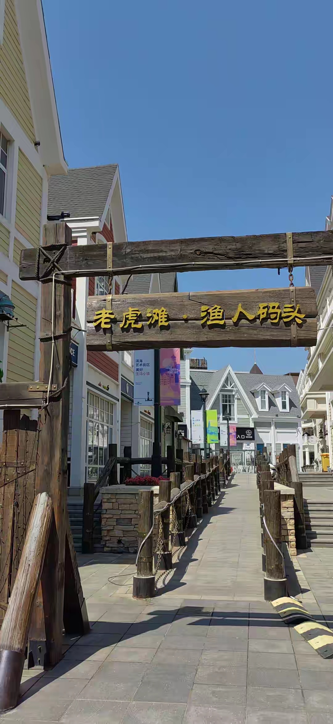 东北超燃动大连大连渔人码头坐落在中山区虎滩渔港，北边挨着滨海路，南边对着黄海，西