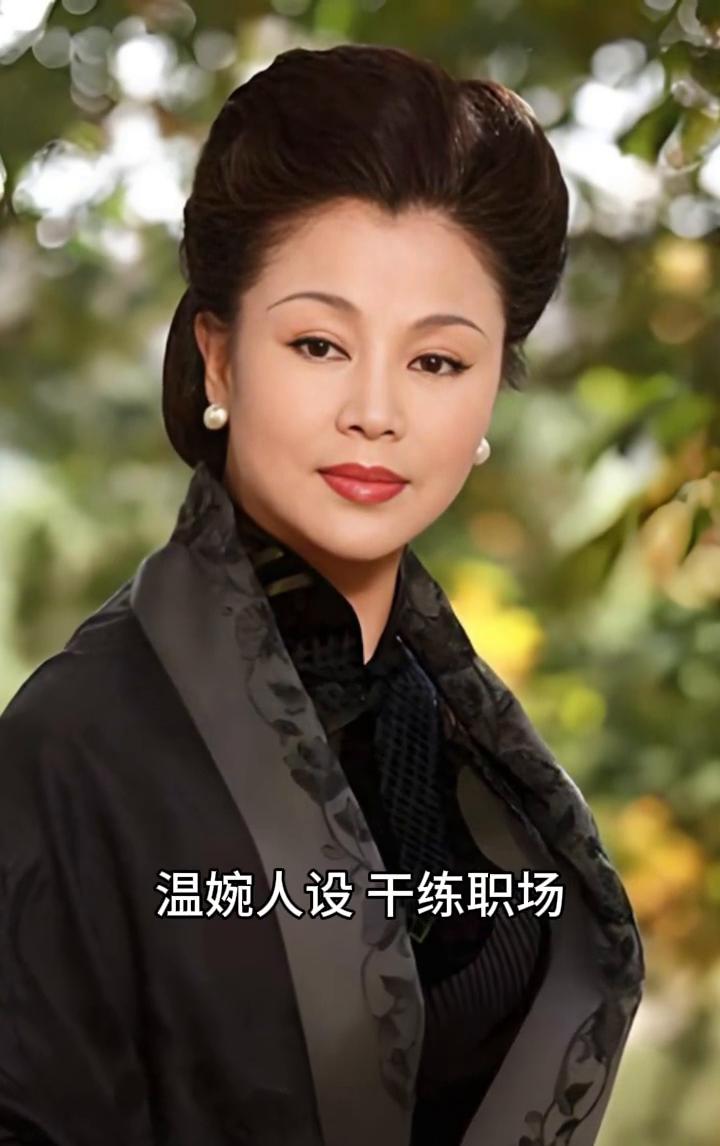 这位女子容颜端庄秀丽，身姿优雅脱俗，浅浅一笑便勾勒万般风情，演技收放自如。温婉人