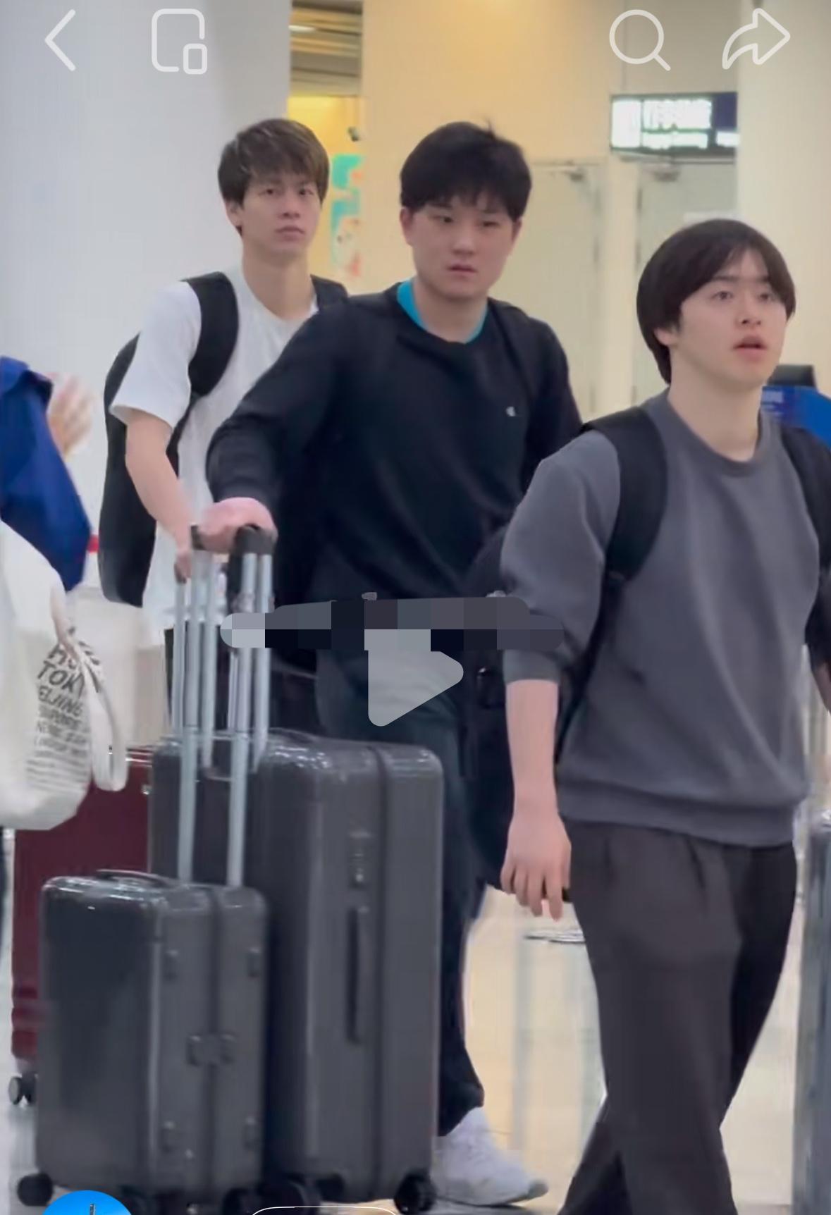 澳门世界杯结束——张本智和一家失落回国！
4月6日，张本智和一家随队
回国，张本