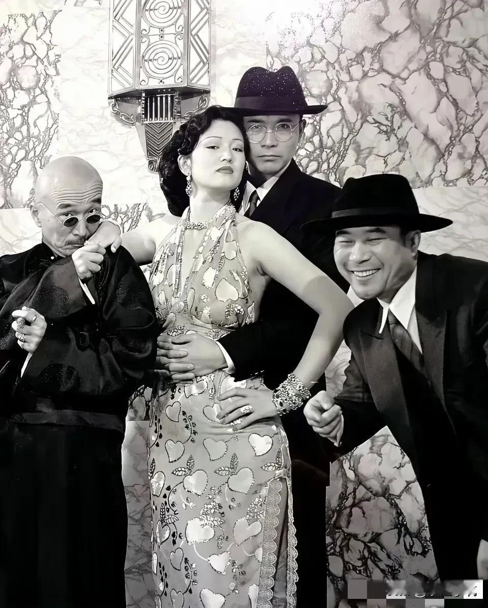 不知这是哪一出戏，居然汇聚了当年演艺界响当当的大咖。
巩俐妖娆、李雪健阿谀、李保