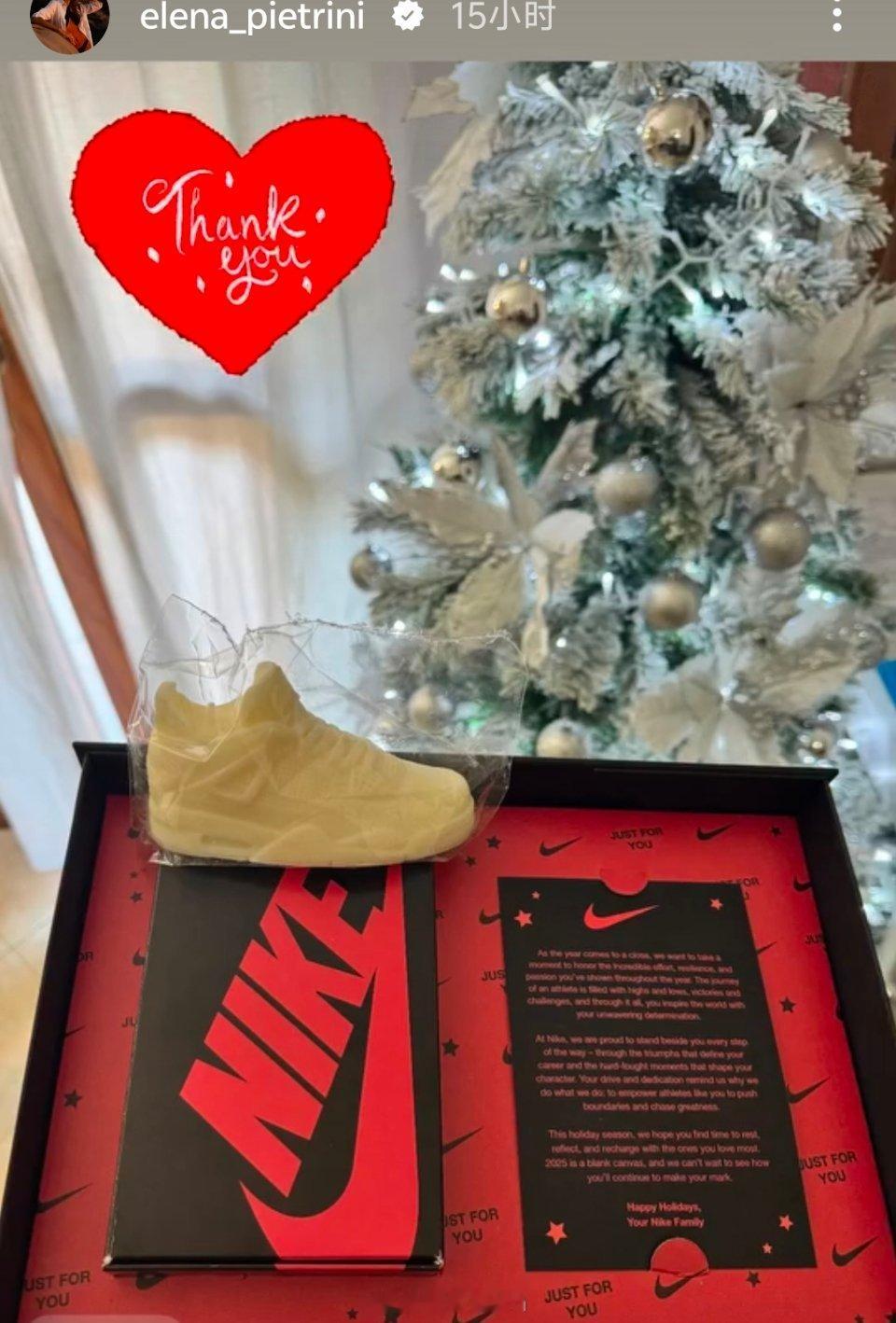 女排[超话]  钩子给🇮🇹女排运动员的🎄礼物🎁，是巧克力的鞋子吗？[嘻嘻