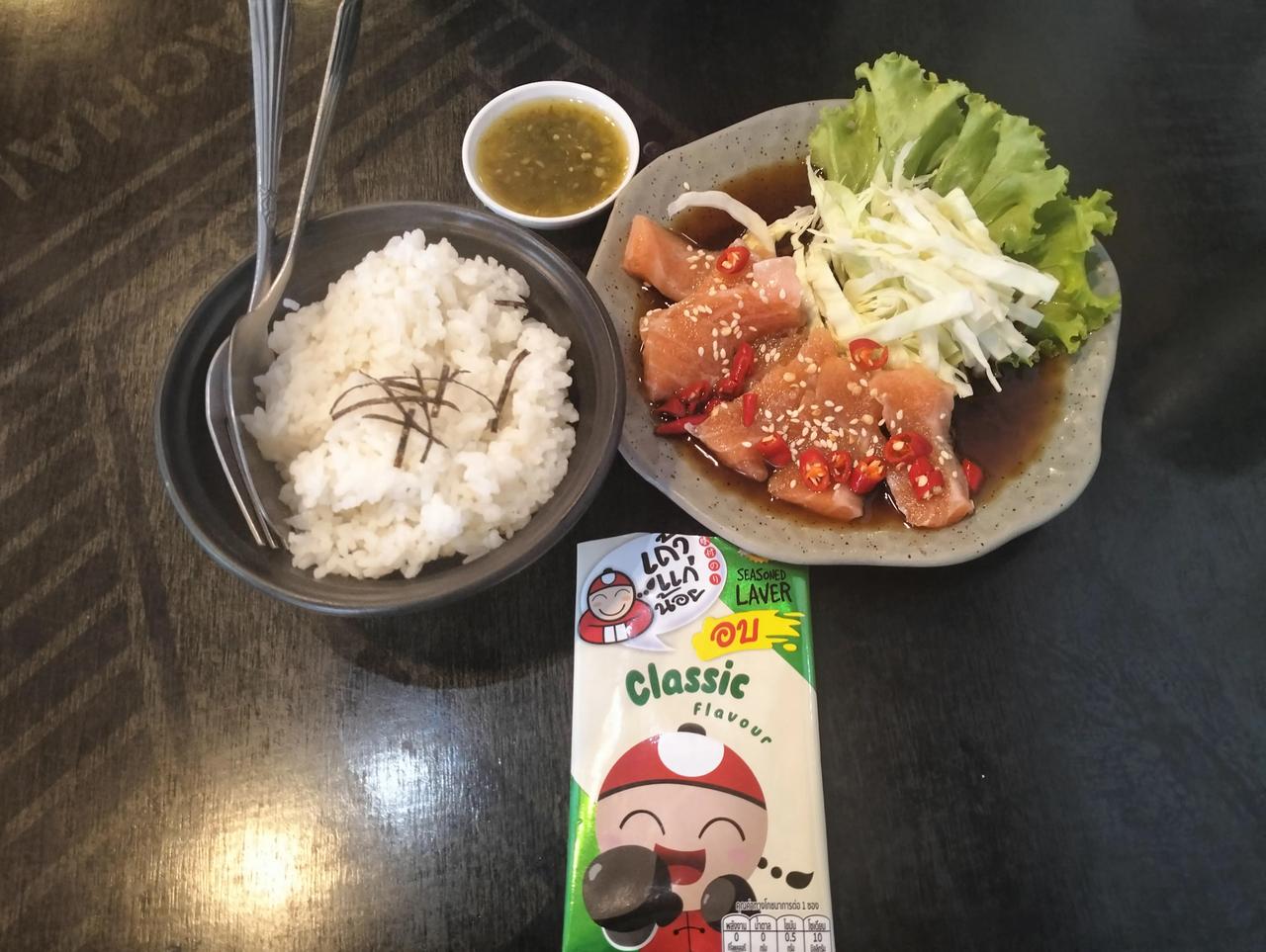 日本料理和泰食的价格差别，图一就这么一份日料定食，129泰铢。图三是菜市场一份猪