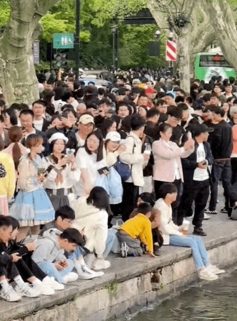 旅游市场反弹之大令人欣喜。文化和旅游部数据中心测算2024清明节假期全国国内旅游