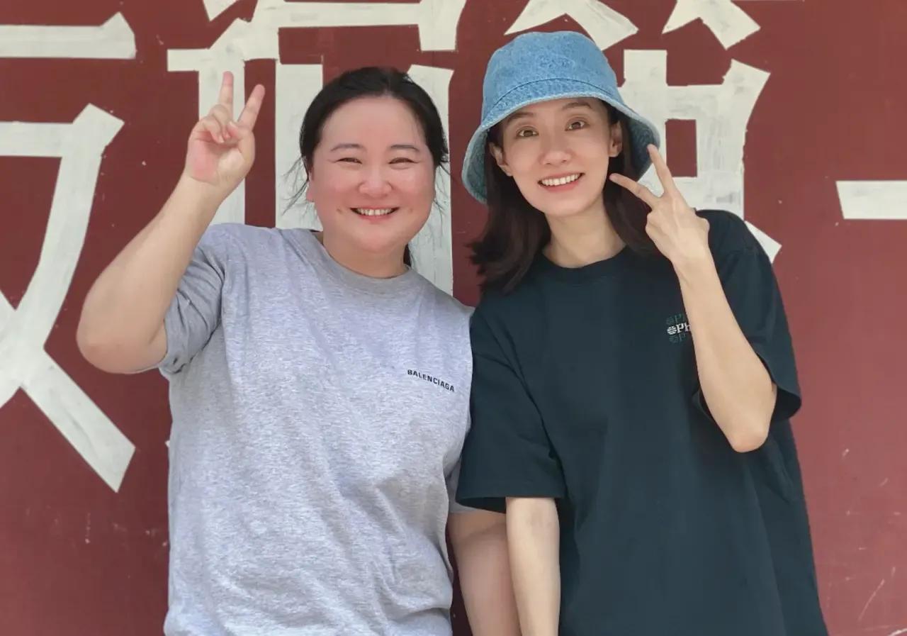 贾玲至少瘦了50斤吧？颜值回春，仿佛回到三十来岁的样子。

贾玲最胖的时候，胖到