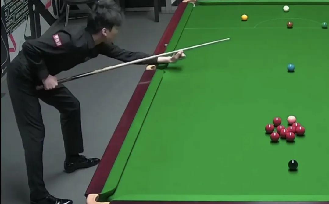 大拉跨了，蓝裕豪二度简单失误，丧失翻盘机会。
谢哈布73-0拿下第6局，以4-2