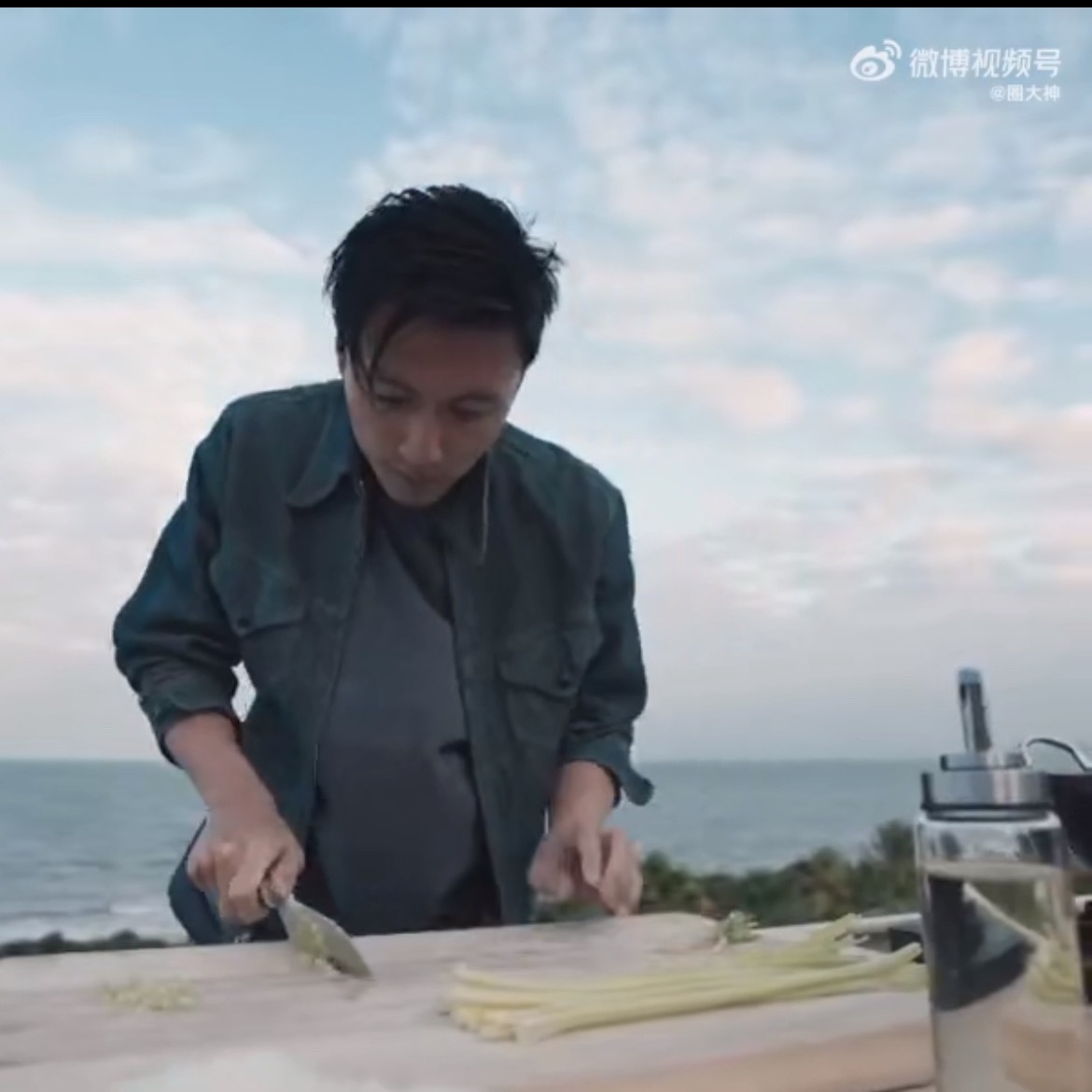 娱乐圈最颠勺的男人 娱乐圈最会颠勺的男人 舞台上光芒四射，厨房里气场全开。谢霆锋