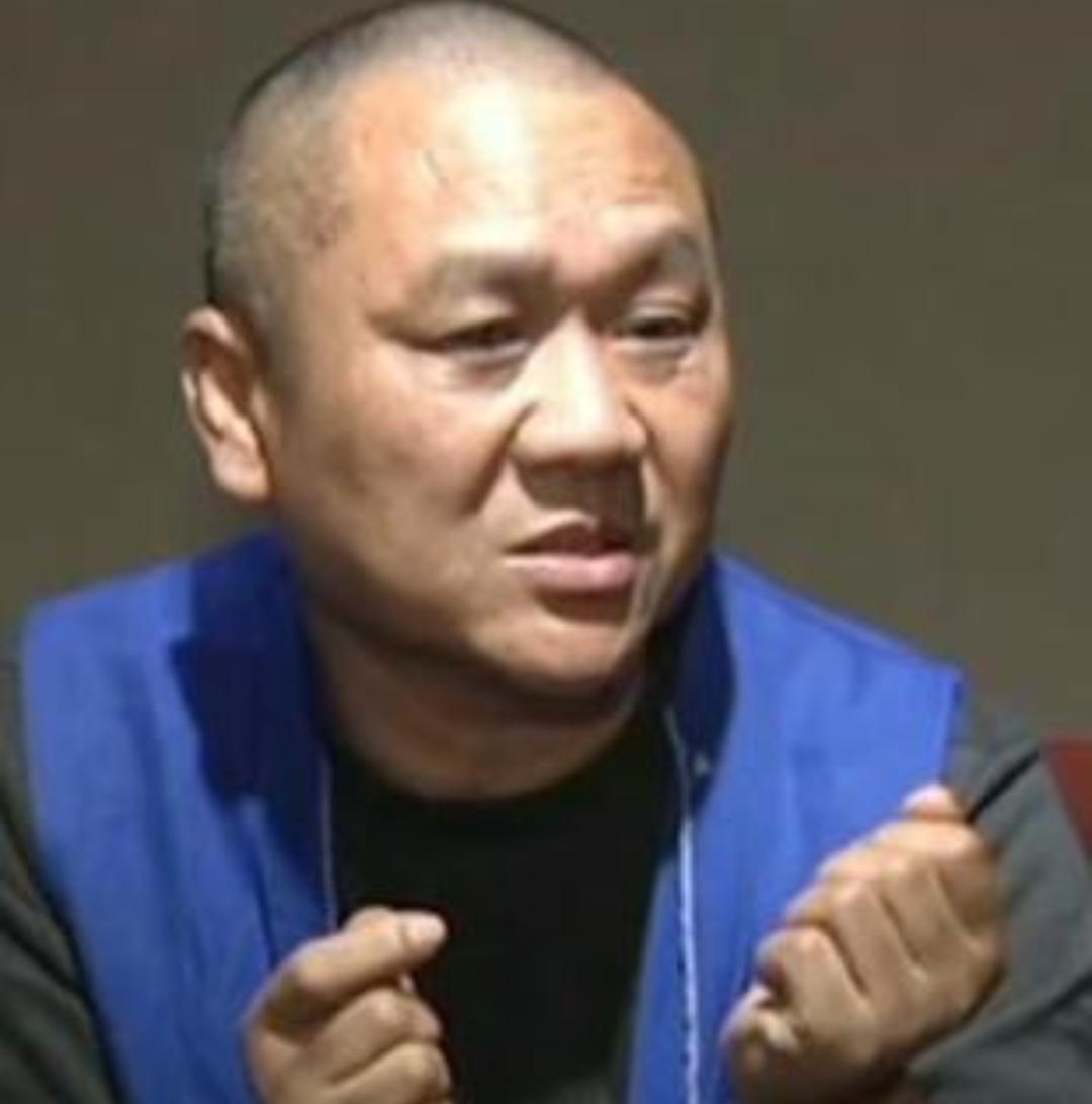 他的第一桶金充满罪恶！

谁能想到，一名持枪抢劫银行的重案逃犯，潜逃16年，摇身