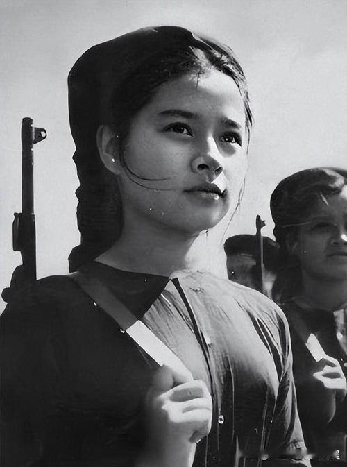 1959年，一名美国士兵，俘虏了一名美丽的越南女士兵，那名女士兵突然脱下了自己的