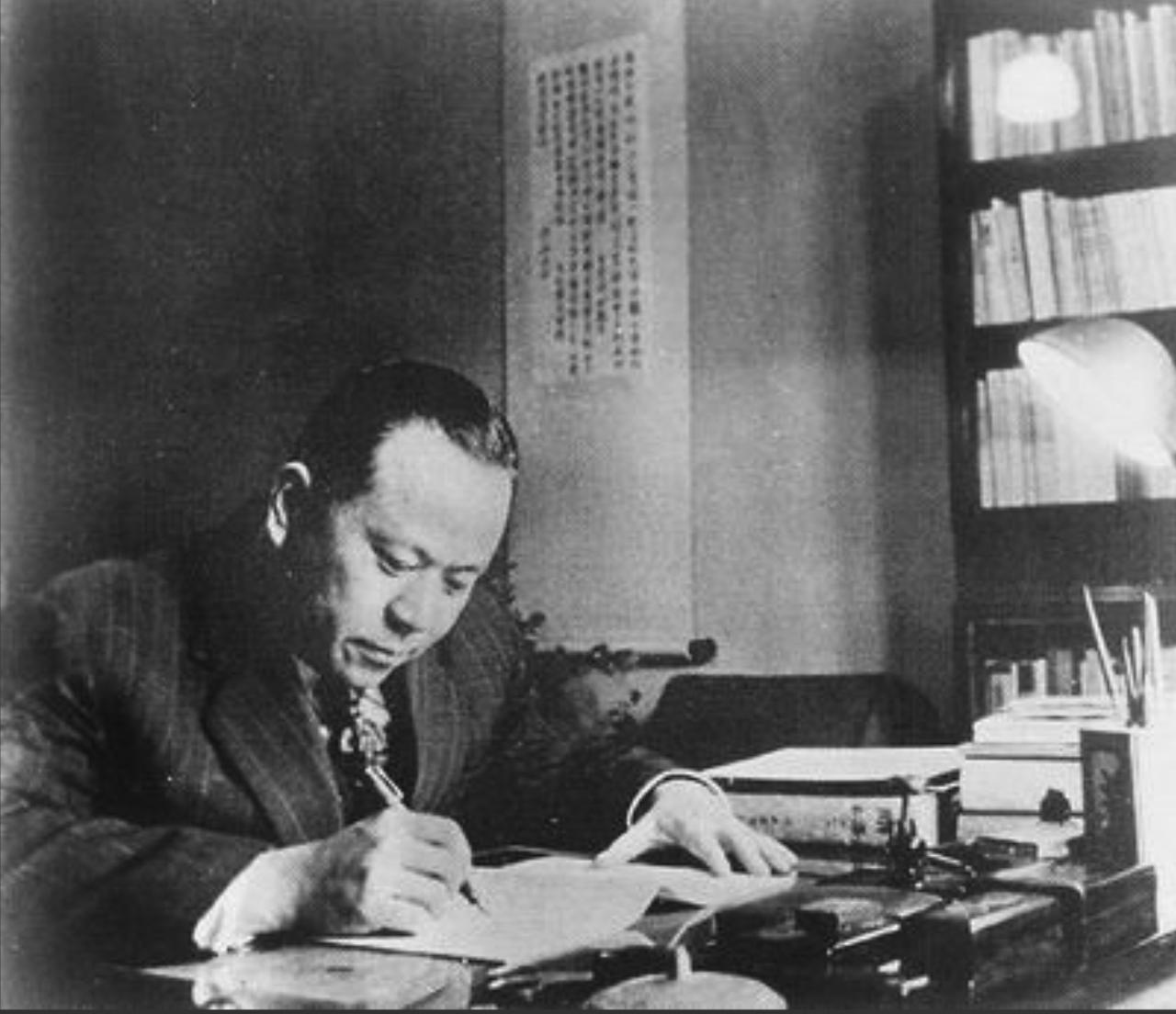 1985年，他执意参观靖国神社，众人苦劝不听。回国被开除党籍，他却喃喃道：“我是