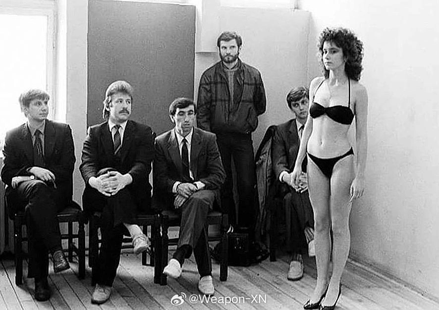 #照片中的历史[超话]# 苏联共青团区委员会的代表对一名参加选美比赛的候选人进行